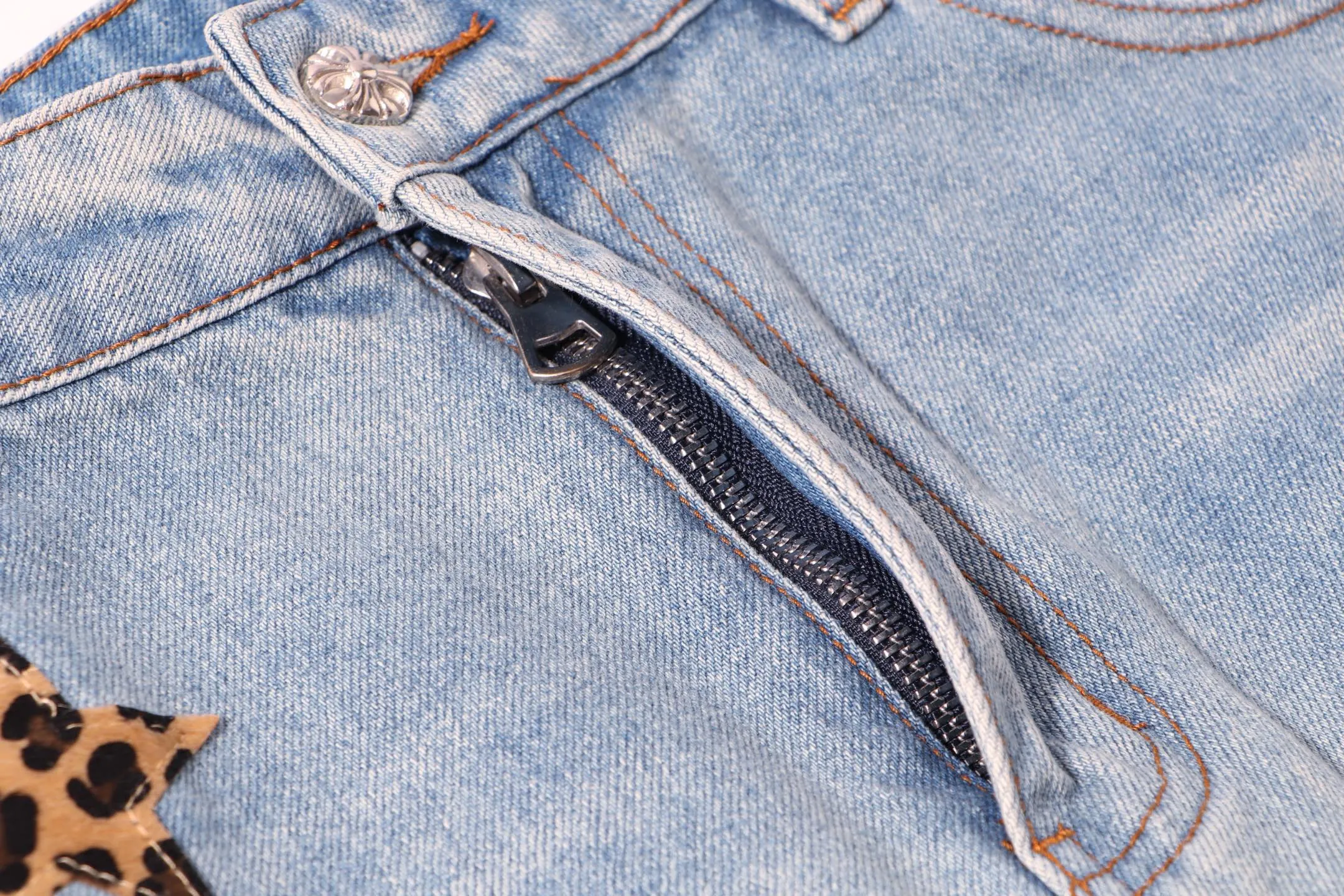 P250 Style number: H42 Croxin & 𝐂𝐡𝐫𝐨𝐦𝐞 𝐇𝐞𝐚𝐫𝐭 ss25 blue star leopard print leather denim workwear logging pants. Styles with different washed textures are very friendly to people with thin legs. The slightly flared version perfectly modifies the leg shape. The timeless and moderate length makes it easy to match and match. It is the basis for various styles and is a must-have in your wardrobe! The fabric is stiff but also makes the upper body soft without losing texture. The washing process is even more perfect. It is a must-have item for everyone! ! ! Washed wheat, hang tag, pants label, three labels complete Color: blue Size: 30-32-34-36